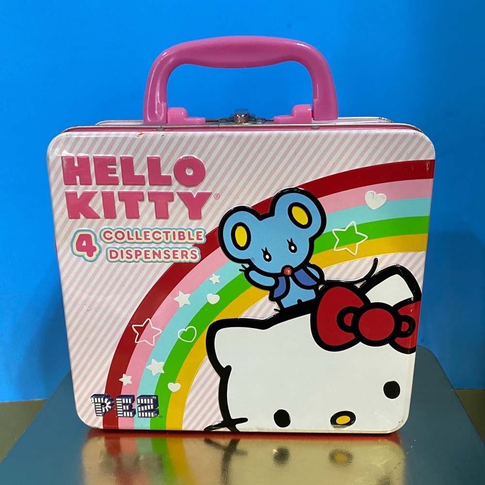 HELLO KITTY 2010 EMBOSSED METAL TOTE w/HANDLE & LATCH PEZ CASE, PLASTIC WINDOW - Picture 6 of 15